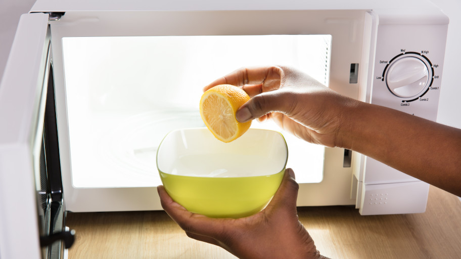 Lemon juice microwave cleaning method